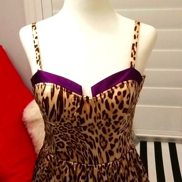 Beautiful structured dress - Picture 2 of 8